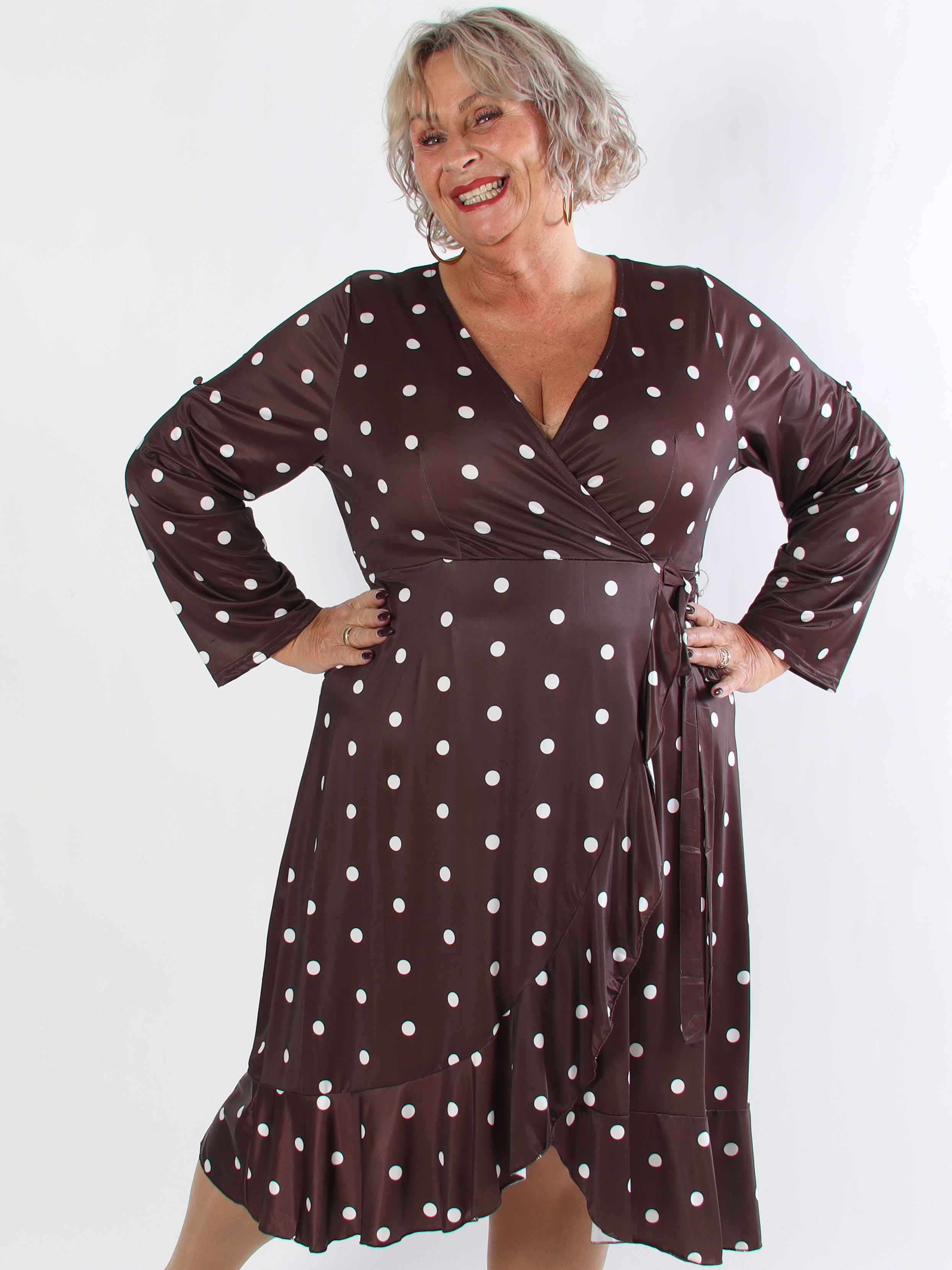 Savina Dot - Elastisk plus size kjole i slå-om-look med prikker